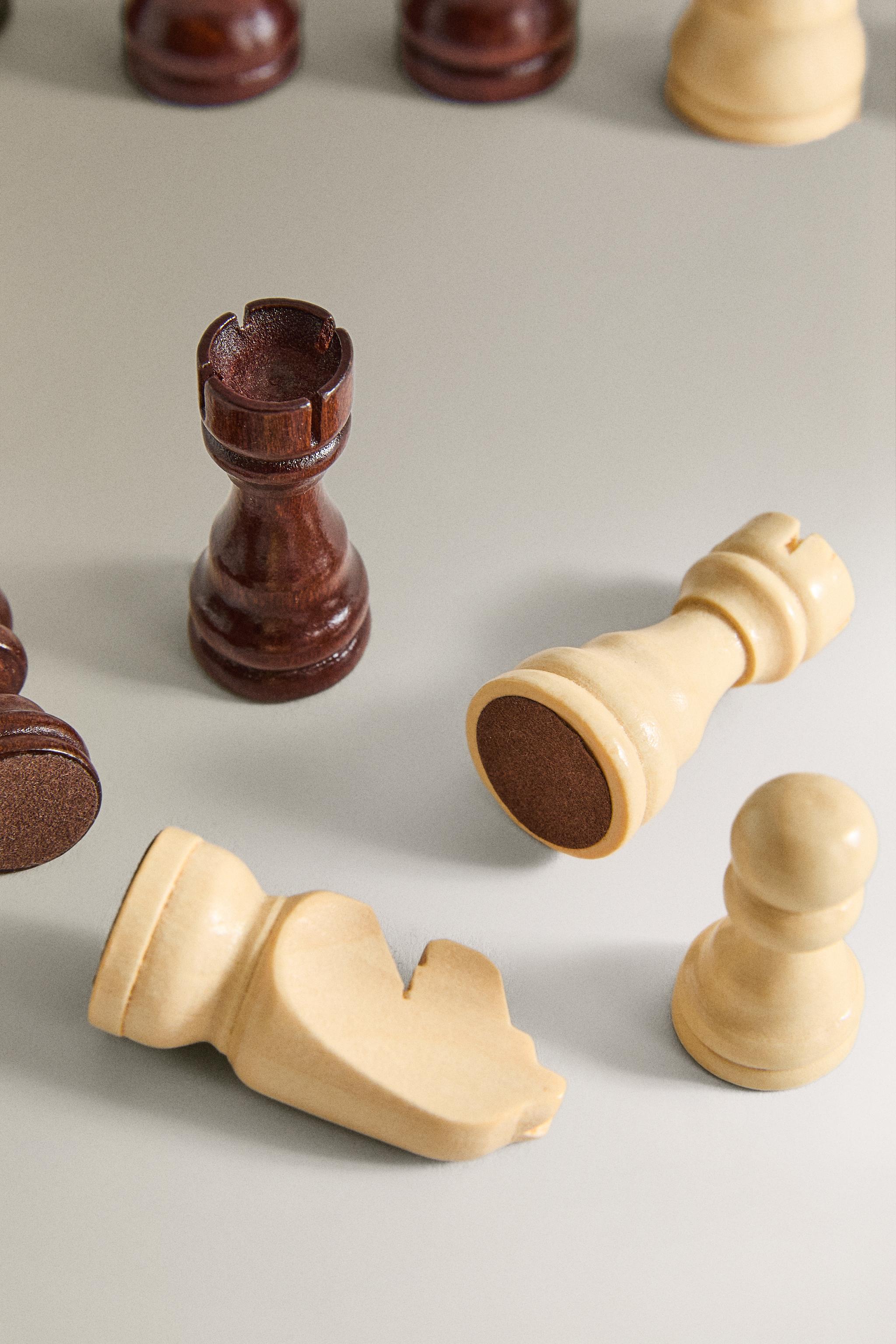 SET OF CHESS PIECES (SET OF 32)